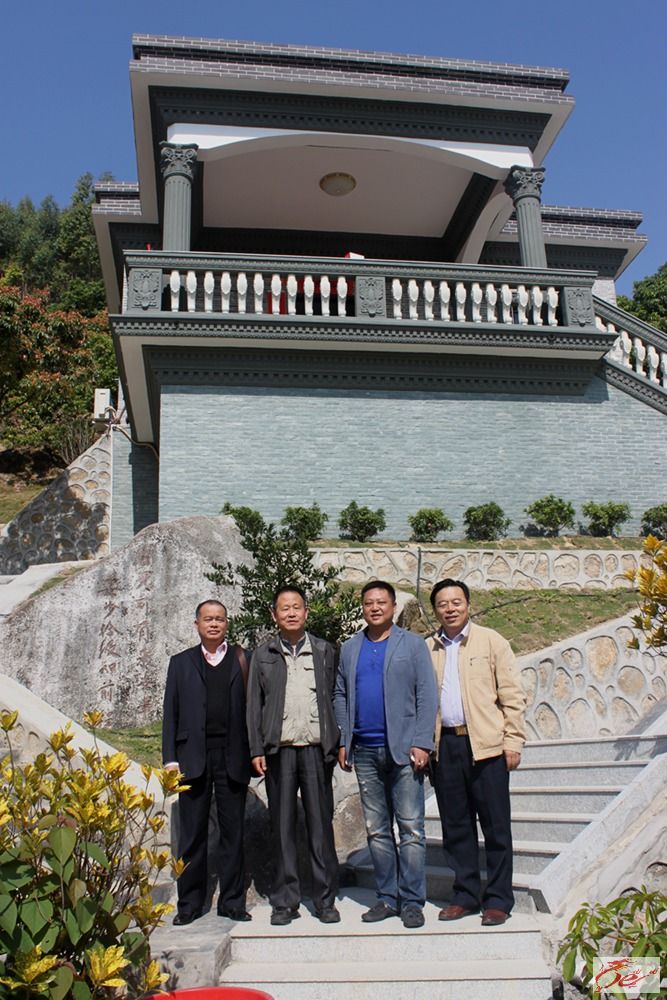 8米高的观音像矗立的莲花山山庄,成为醒目的标志 黄国东 林岳彬 罗雄