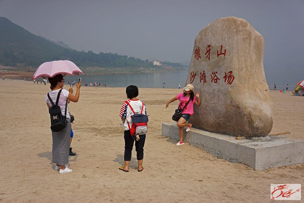 013  山下不远的地方大概是座山区水库现被开发为沙滩浴场.