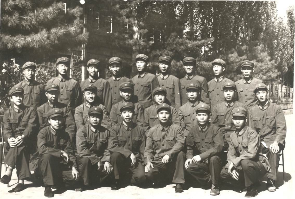这是1982年7月公庙子机场洞库连长会议留影